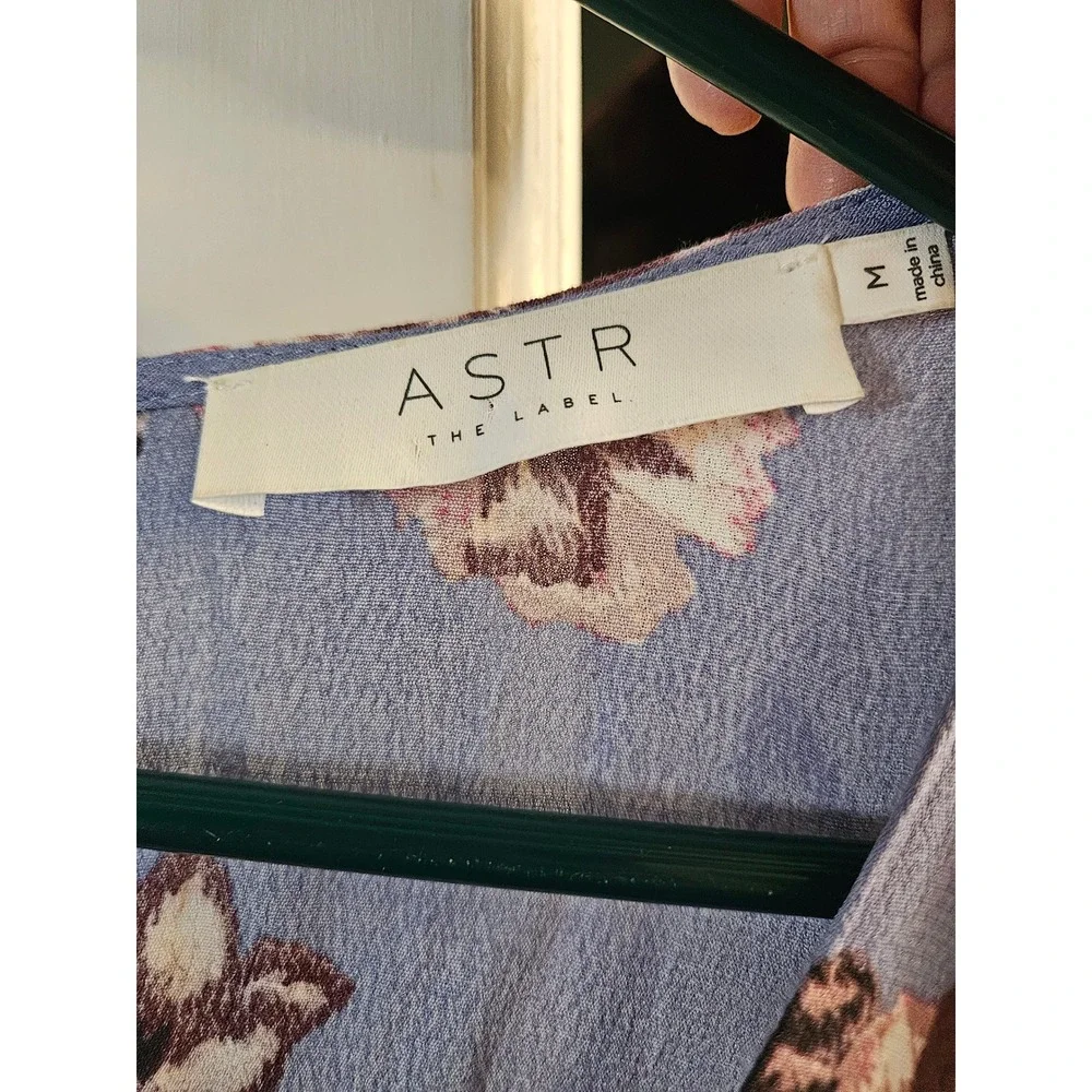 ASTR The Label Blue Floral Short Sleeve V Neck Romper Size M Ky Derby Ready! - Picture 2 of 4